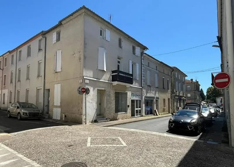 Immeuble très bien situé avec un local au rez-de-chaussée et un logement entièrement rénové de 100m2 - Photo 1
