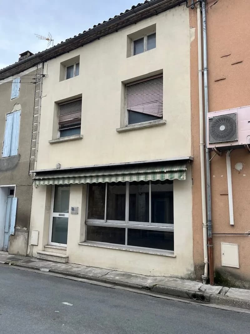 Au centre du village, immeuble avec grand extérieur arrière et belle surface - Photo 1