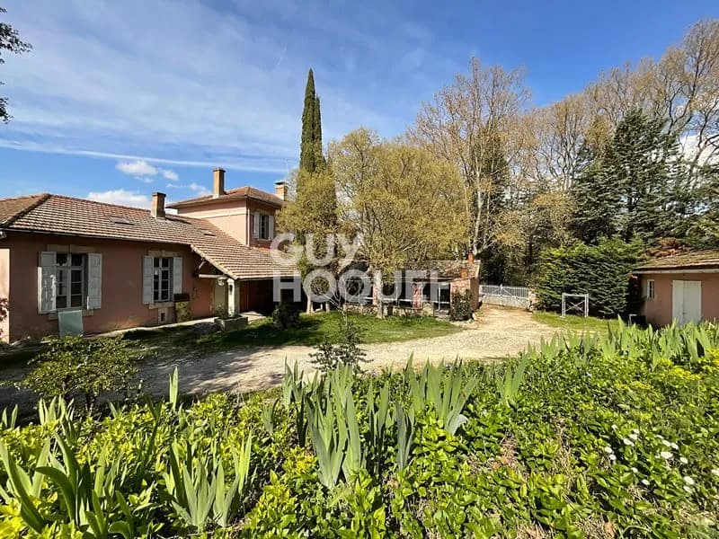 Ensemble immobilier de plus 582 m² avec annexe, Abbaye et garage sur 2.3 hectares de terrain - Photo 1