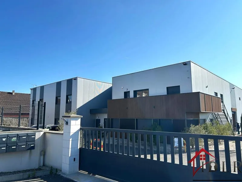COUBERT - BATIMENT COMMERCIAL + APPARTEMENT - Photo 1