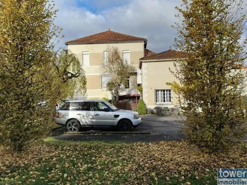 Ensemble immobilier 474 m2 à Montbron proche de la Dordogne - Photo 1