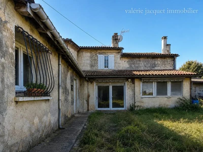 LUSSAC Ensemble immobilier à rénover avec deux granges et - Photo 1