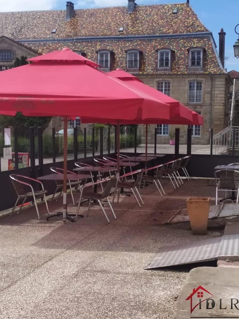 Ensemble immobilier de restaurant et hôtel - Photo 1