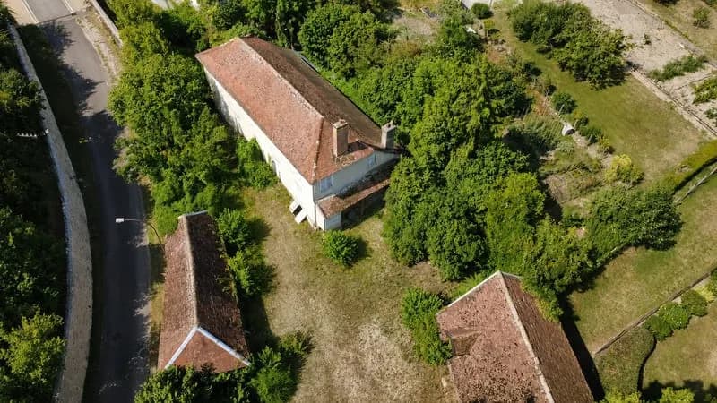 Ensemble immobilier à rénover à Isle Aumont, proche de Troye - Photo 1