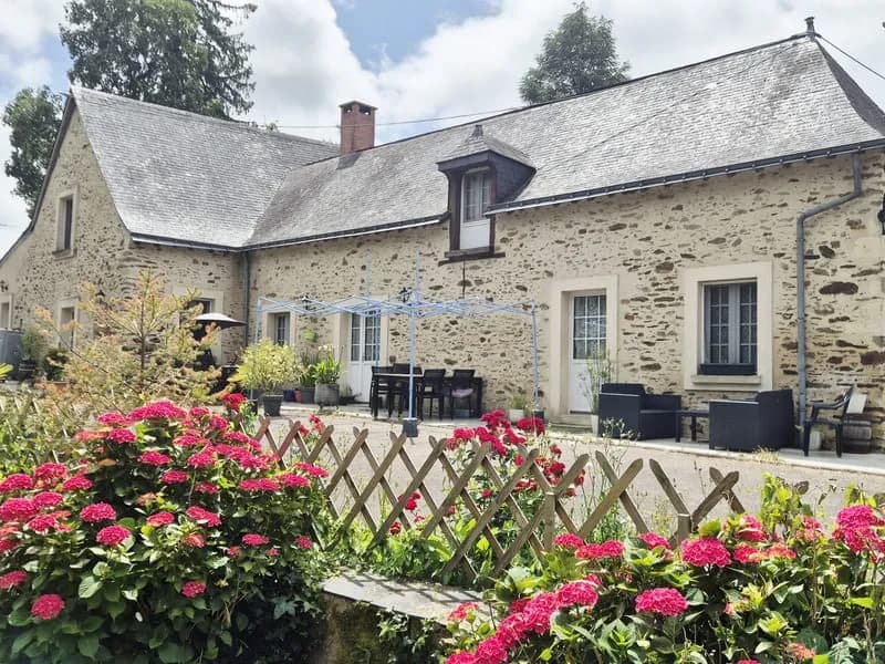Ensemble immobilier en pierre avec fort potentiel Miré (49 - Photo 1