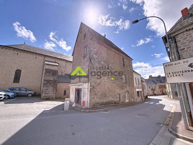 Immeuble à vendre dans la commune Saint-Vaury. - Photo 1