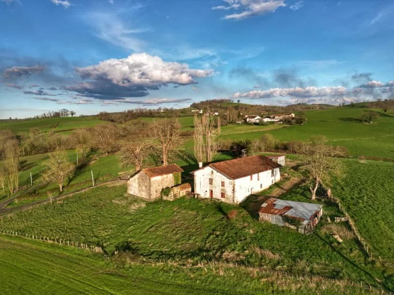 Ensemble immobilier à rénover à 7 minutes de Saint Palais - Photo 1