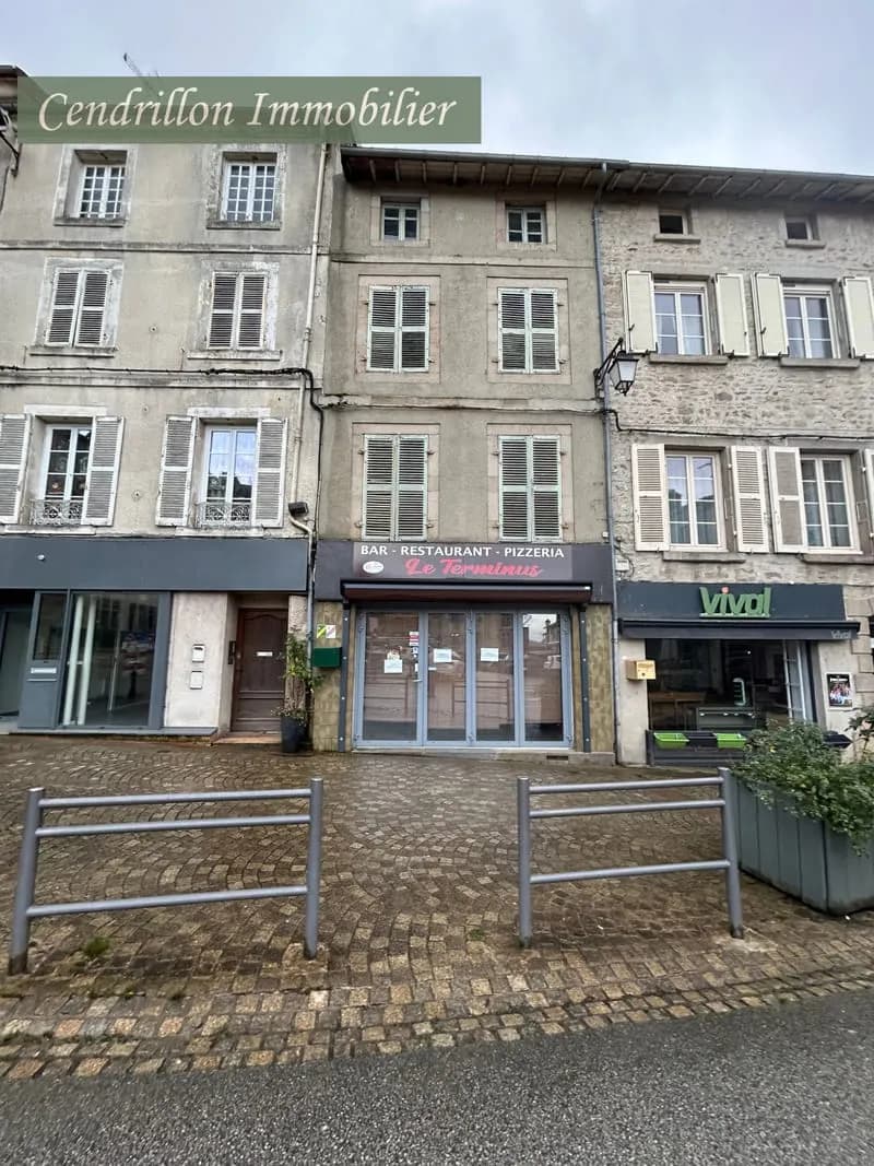 Immeuble idéalement situé en plein centre-ville, comprenant - Photo 1