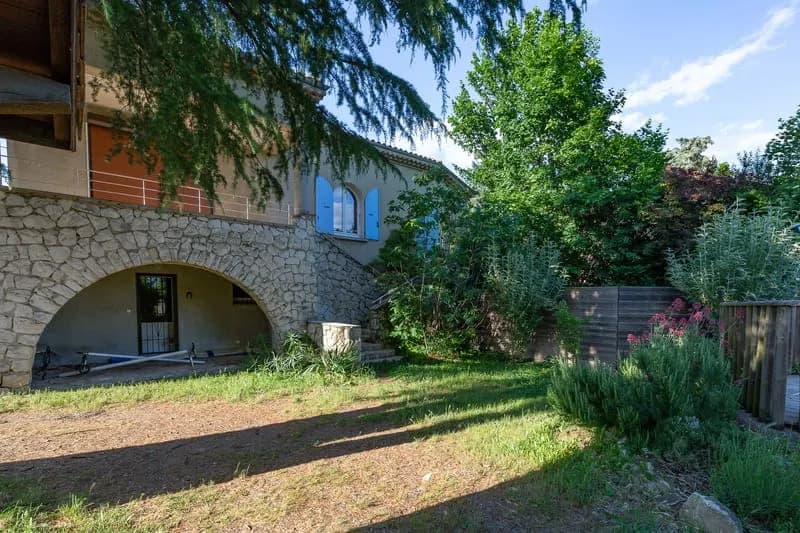 Maison de 2 logements : 1T3 et 1T6 avec piscine et garage su - Photo 1