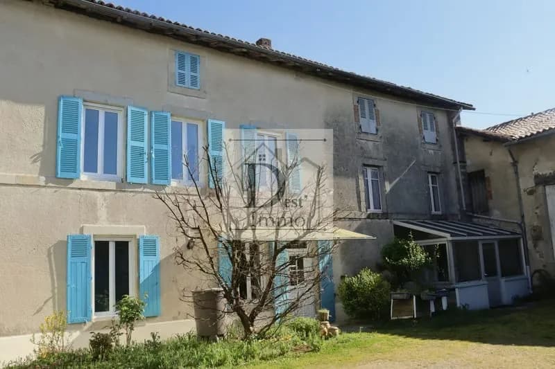Ensemble immobilier à Rochechouart 216 m2 habitables et dépe - Photo 1
