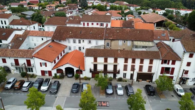 Ensemble immobilier au coeur de la ville à Saint-Palais - Photo 1