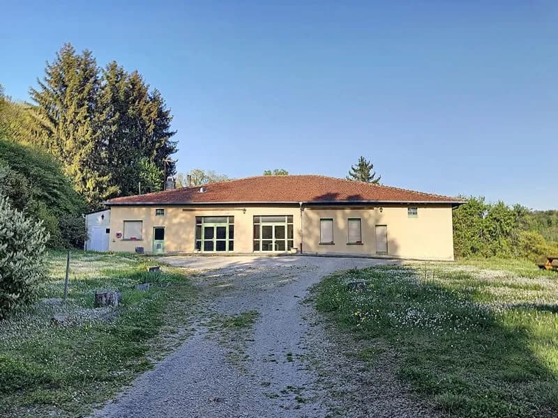 ENSEMBLE IMMOBILIER COMPOSÉ DE PLUSIEURS BATIMENTS ET PISCIN - Photo 1