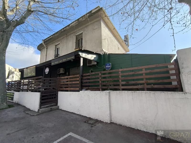 Immeuble et locaux commerciaux situé dans le secteur de La V - Photo 1
