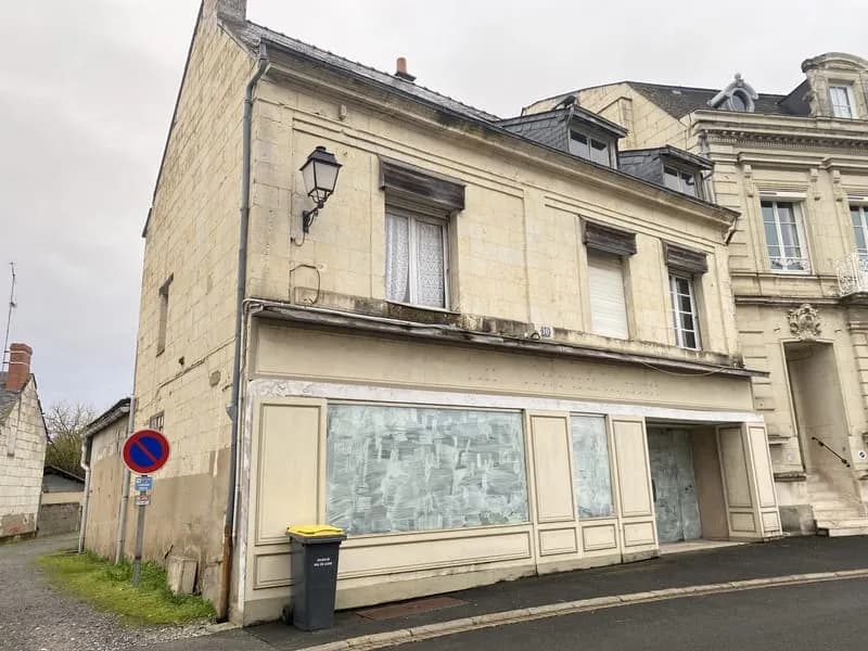 Centre de LONGUE-JUMELLES à 18 minutes de SAUMUR - Photo 1
