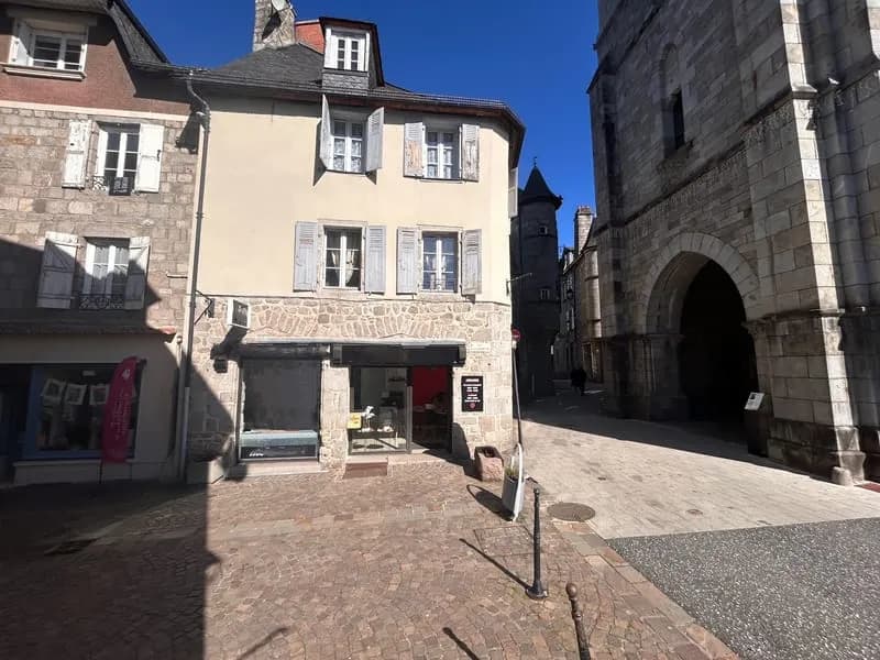 Immeuble à Ussel en CORREZE - Photo 1