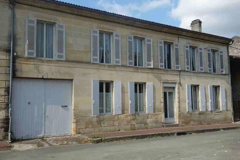 Immeuble en pierre avec porche, jardin et dépendance - Photo 1