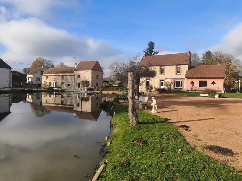 Ensemble immobilier avec gîte à 60 km de Clermont-Ferrand - Photo 1