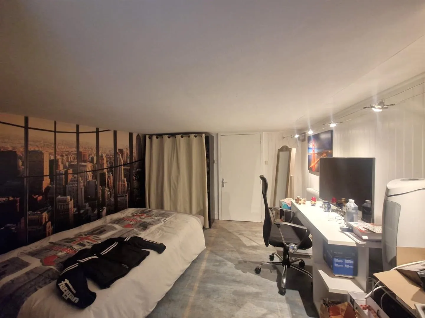 ENSEMBLE IMMOBILIER avec BÂTIMENT COMMERCIAL et LOGEMENT - Photo 1