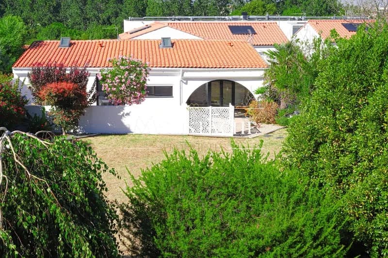 ENSEMBLE IMMOBILIER DE BORD DE MER - VASTE PARC PAYSAGÉ, À - Photo 1