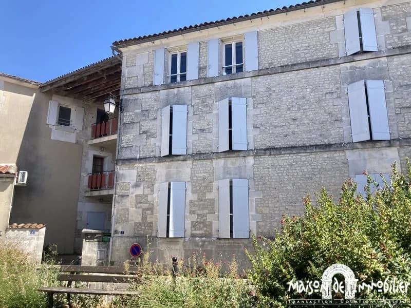A vendre à SEGONZAC - Immeuble locatif de six logements loué - Photo 1
