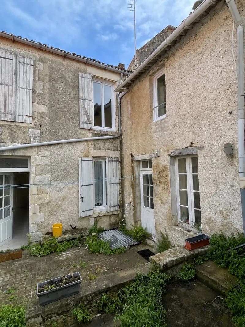 Ensemble immobilier à fort potentiel au coeur des remparts de - Photo 1