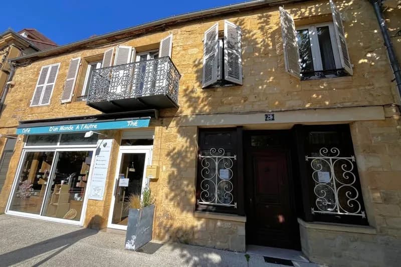 Sur le 'tour de ville' de Gourdon, bel immeuble en pierre, à - Photo 1