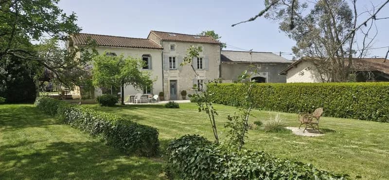 20KM gare TGV ANGOULEME : Ensemble immobilier charentais rén - Photo 1