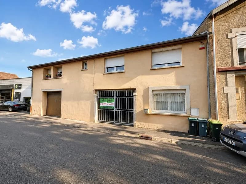 Ensemble immobilier avec appartement loué et vaste dépôt - Photo 1