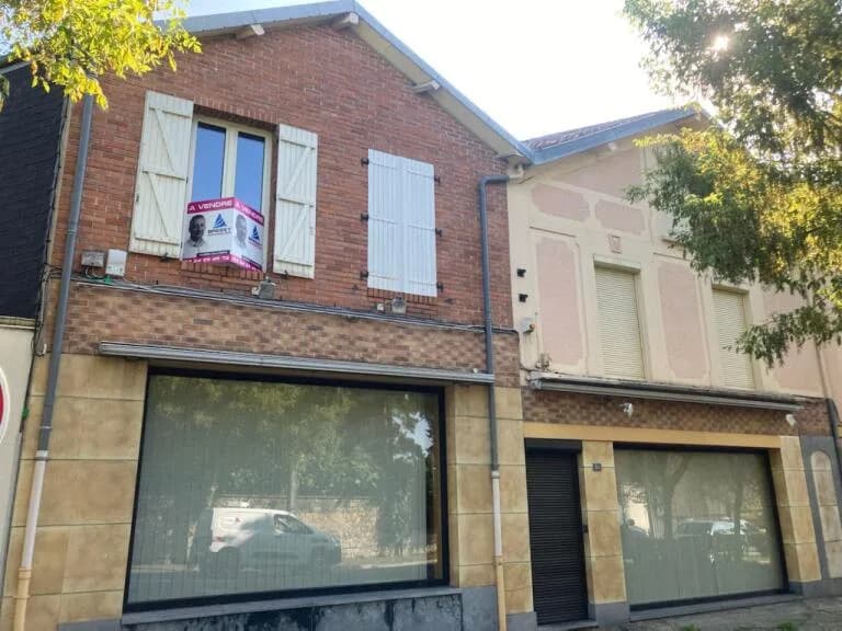 Immeuble 235m2 avec nombreuses dépendances - Photo 1