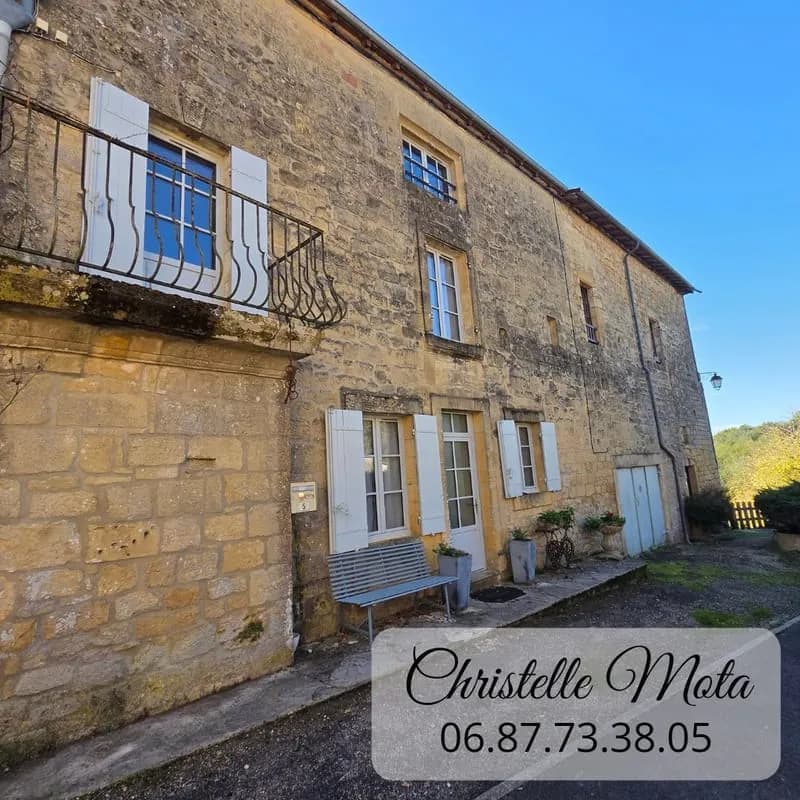 Ensemble immobilier dans le bourg du village - Photo 1