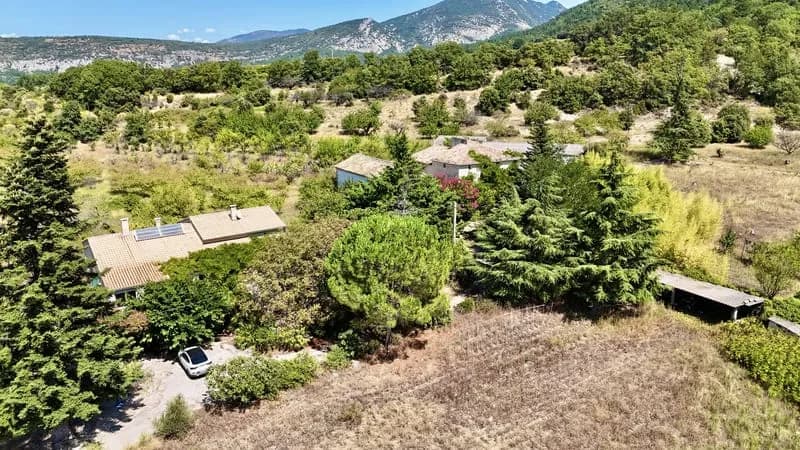 ENSEMBLE IMMOBILIER A RENOVER SUR 25 HA - Photo 1