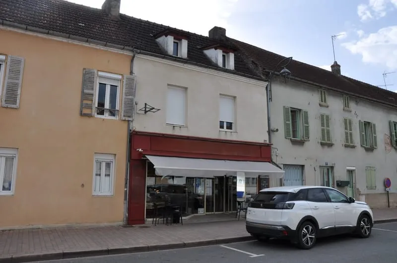 Immeuble en centre-ville de LAPALISSE, à usage de commerce e - Photo 1