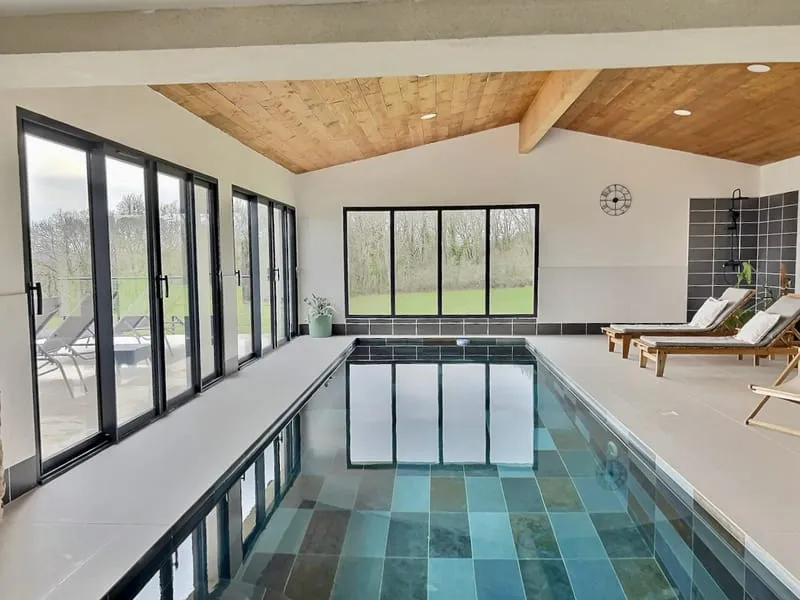 Magnifique ensemble immobilier comprenant une grange rénovée d'environ 322 m² avec piscine intérieure chauffée à 30 degrés et autres prestations haut de gamme (escalier en béton ciré, cuisine équipée design, pompes à chaleur air/air, chauffe eau thermodyn - Photo 1