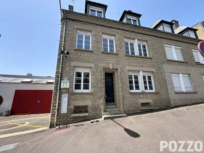 A VENDRE - IMMEUBLE en monopropriété 177m² - Centre-ville de Saint-Hilaire-du-Harcouët - Photo 1