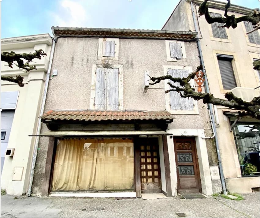 Secteur Casseneuil, immeuble de rapport d'environ 300,99m2 avec un local commercial. Ce vaste immeuble se décompose au sous-sol d'une cave en terre battue. Au rez-de-chaussée se trouve la partie du local commercial d'environ 112,73m2 avec une entrée, le - Photo 1