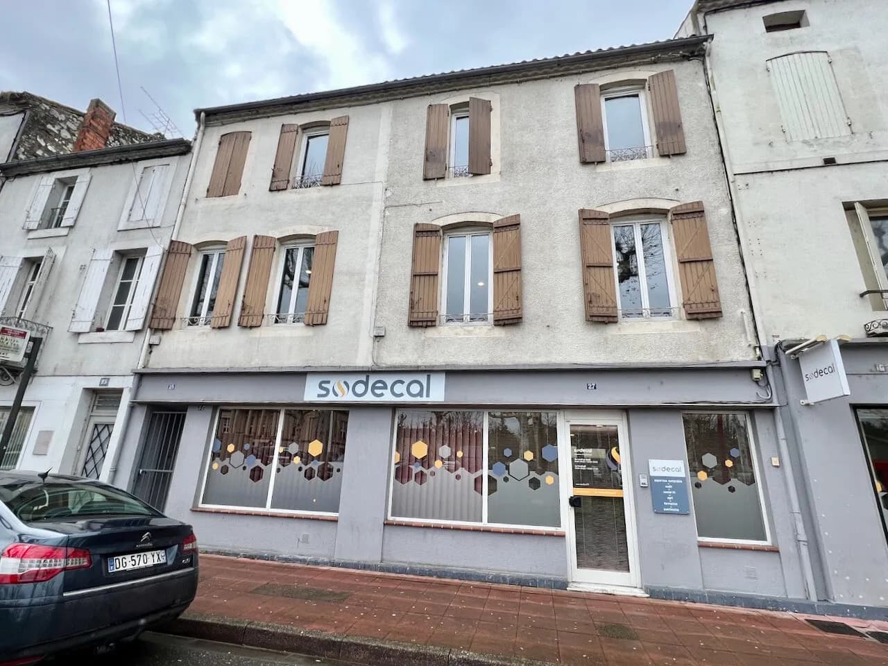 A Villeneuve sur Lot, immeuble de rapport d'environ 169 m2 en centre ville, à proximité immédiate de grands parkings. Au RDC et au premier étage : grand local professionnel d'environ 109 m² (qui étaient loués en bureaux pour 1600 € par mois en 2024). Ce l - Photo 1