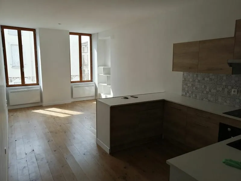 Immeuble rénové à Villeneuve Sur Lot proche des commodités - Photo 1