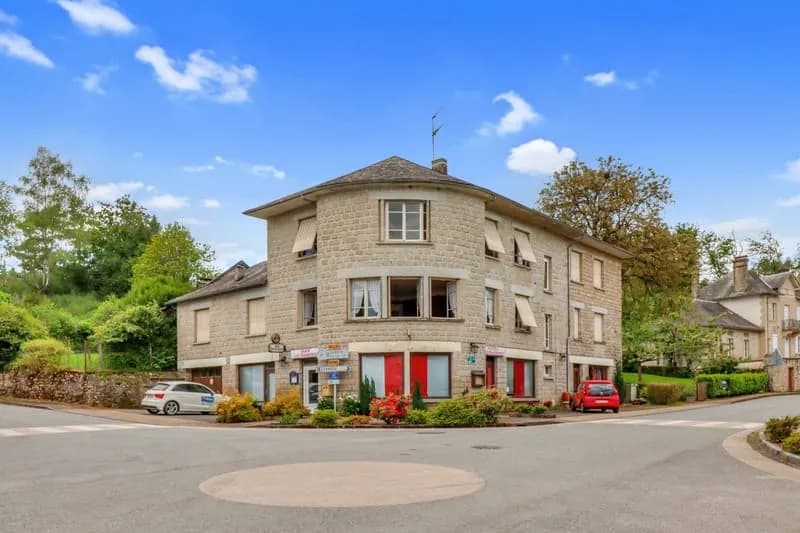 CORREZE. Proche EGLETONS. Ancien hôtel et restaurant avec 8 chambres, 2 grands appartements, 2 garages et un terrain de 881m2. - Photo 1