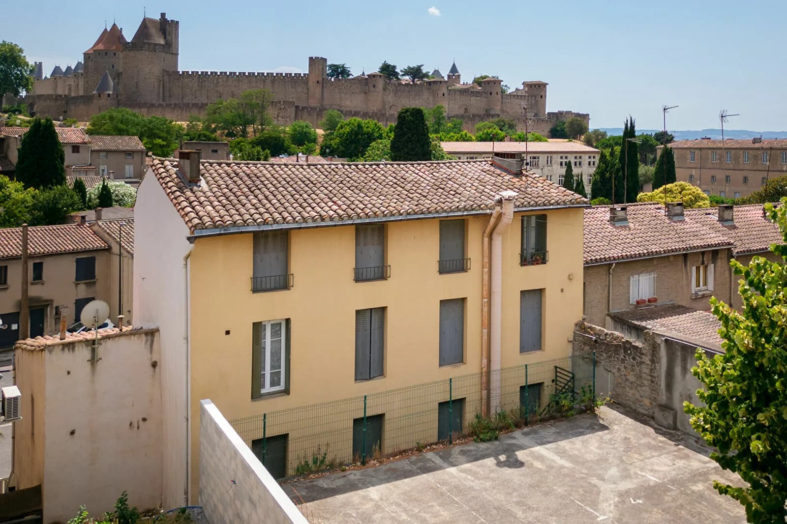 CARCASSONNE FACE CITE Immeuble sans copropriété 6 logements, 2 commerces et parking de 6 places - Photo 1