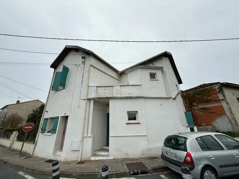 Vous cherchez un investissement locatif ? Cet immeuble composé de 2 appartements de type 3 de 71m2 et 63m2. Un est loué 450€ dont 20€ de charge et un autre appartement était loué 460€. Loyer potentiel annuel : 10 920€/an. Chauffage au gaz, double vitrage - Photo 1