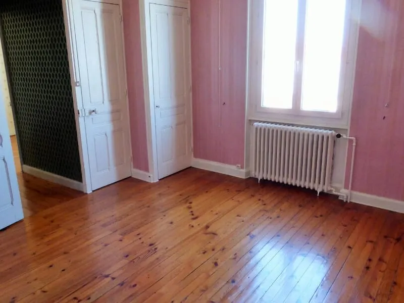 Ensemble immobilier situé au centre de Bron. - Photo 1