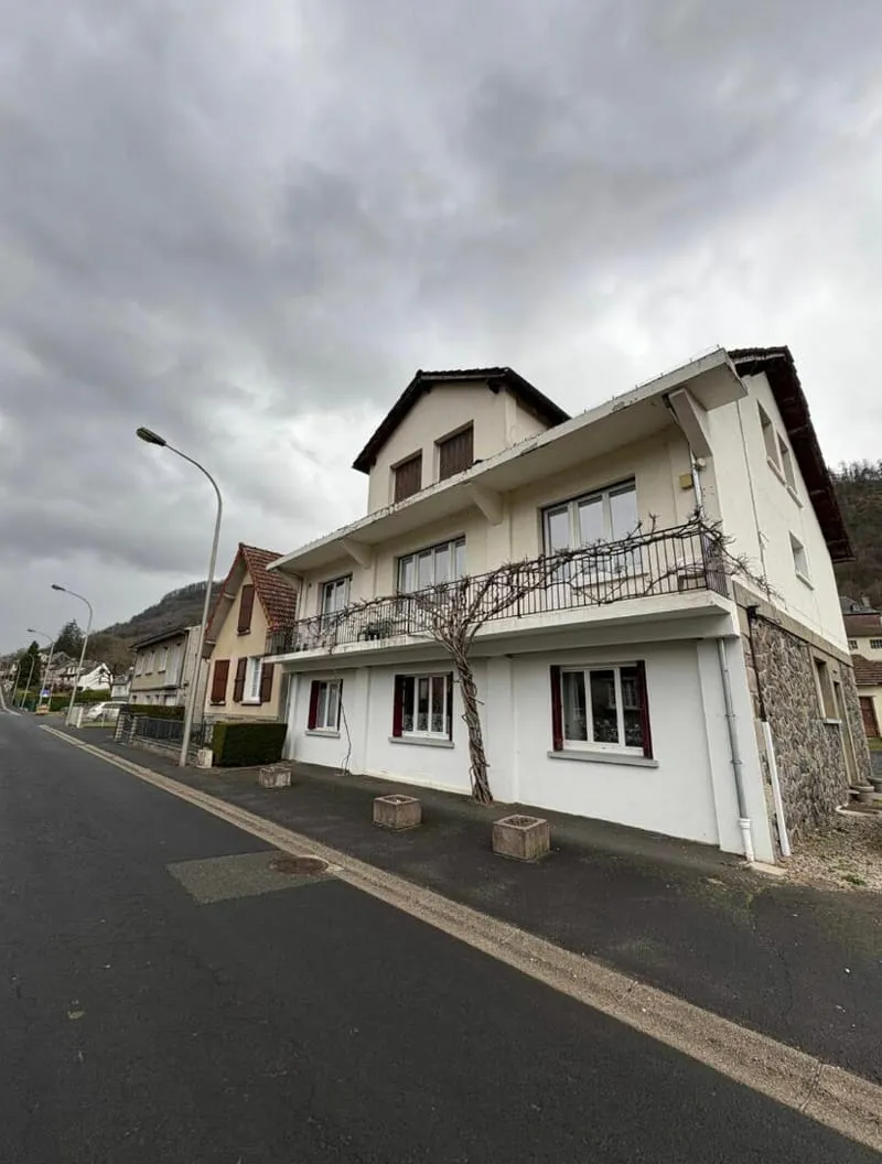 Immeuble Vic Sur Cere 10 pièce(s) 211.65 m2 - Photo 1