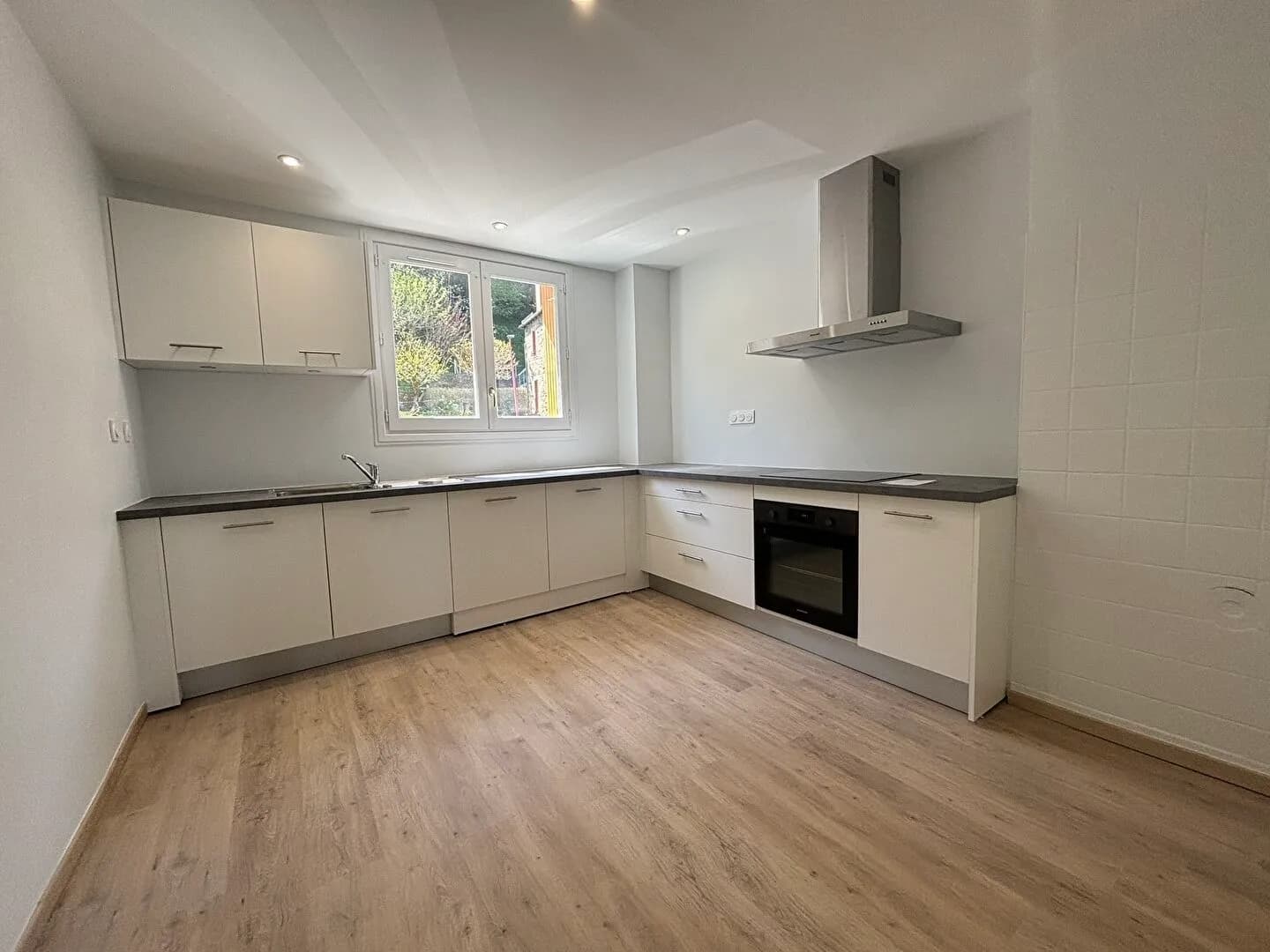 Investissement locatif, ESPALION, immeuble avec garages - Photo 1