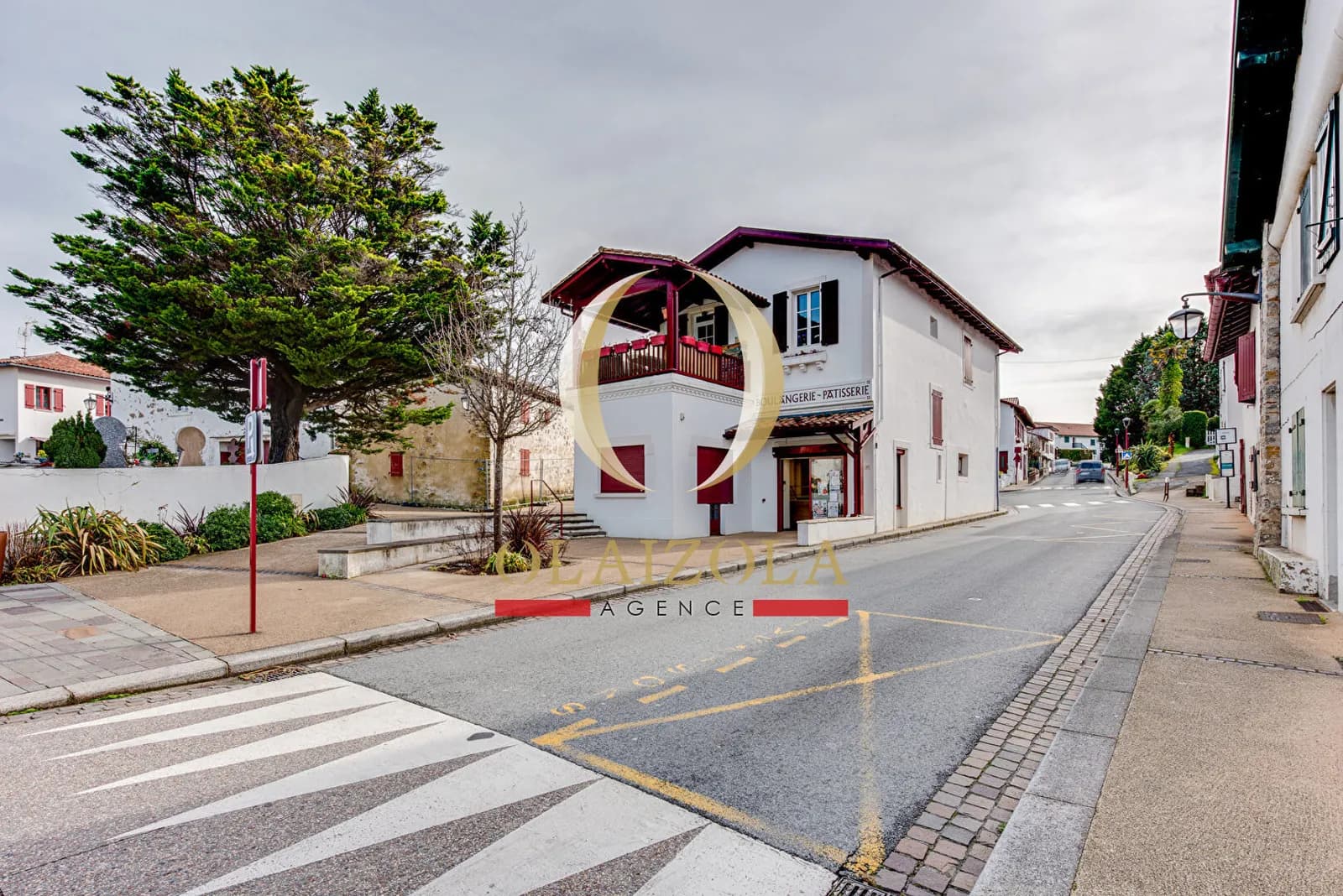 PROCHE BIDART : Immeuble avec appartement et local boulangerie - Photo 1