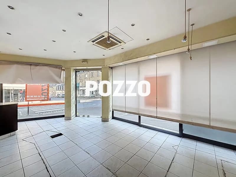 A Vendre - Immeuble 185 m² - Saint Hilaire Du Harcouet - Local commercial - Appartement - cour - Photo 1
