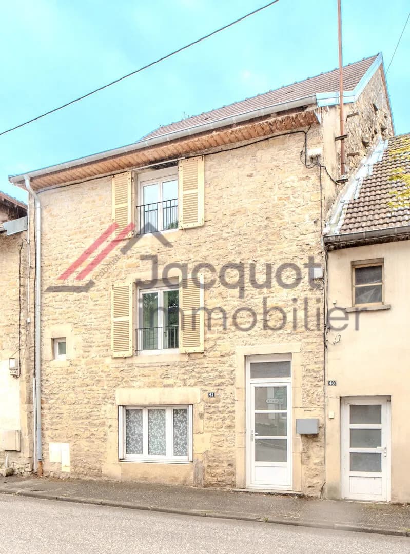 Immeuble avec grand appartement + studio Idéal investisseur ou grande famille Conliège - Photo 1