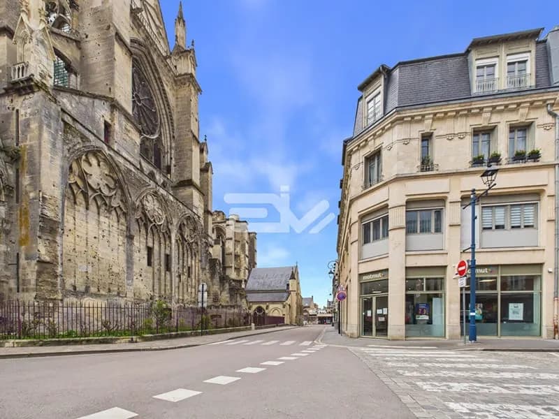 Hyper centre historique de Soissons - Immeuble de caractère - Emplacement n°1 face à la Cathédrale - proximité des commerces et transports - rentabilité assuré - Photo 1
