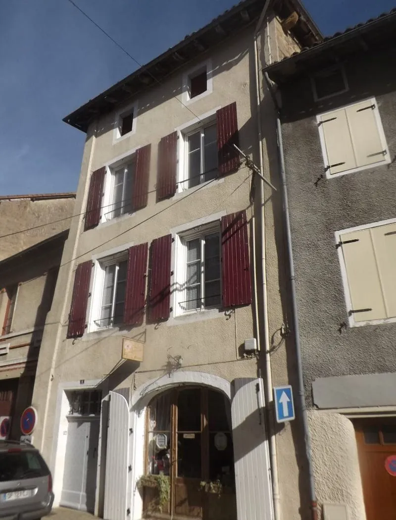 Confolens - deux appartements, magasin et cour - Bonne affaire - Photo 1