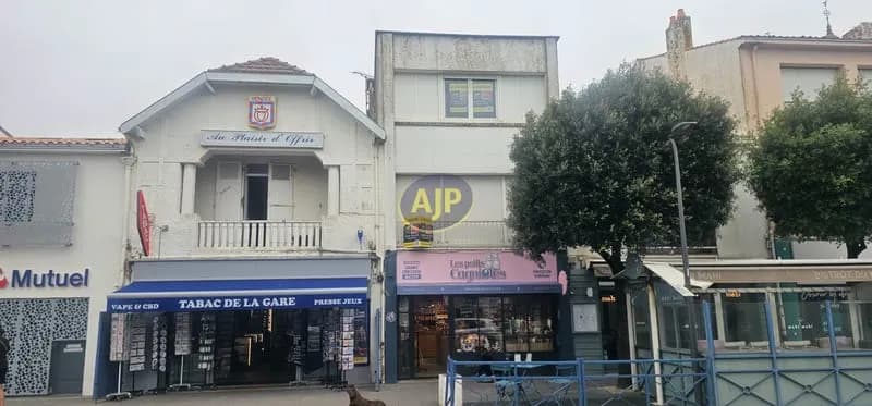 IMMEUBLE AVEC MURS COMMERCIAUX à St Gilles Croix de vie - Photo 1