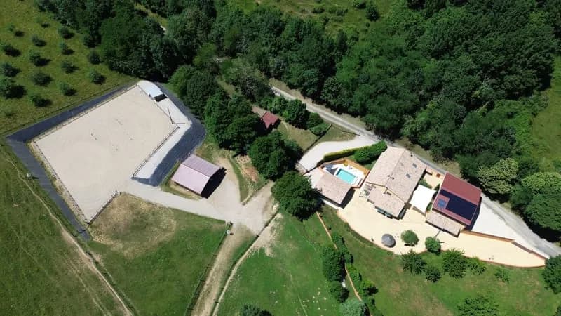 Ensemble immobilier de caractère dans un cadre bucolique - Photo 1